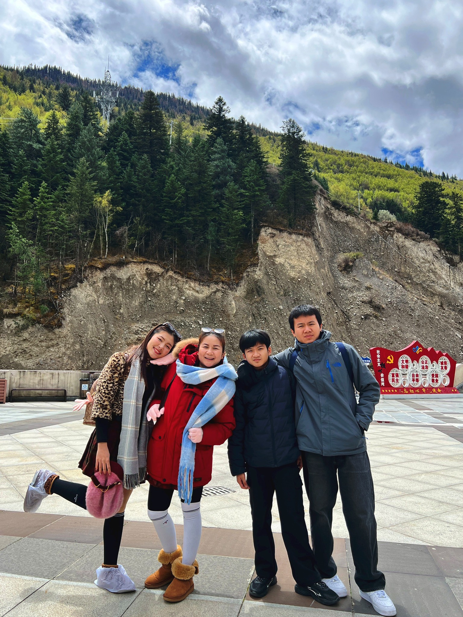 AD-TFU013-9C : เฉินตู ภูเขาสี่ดรุณี อุทยานปี้เผิงโกว | 5 วัน 4 คืน