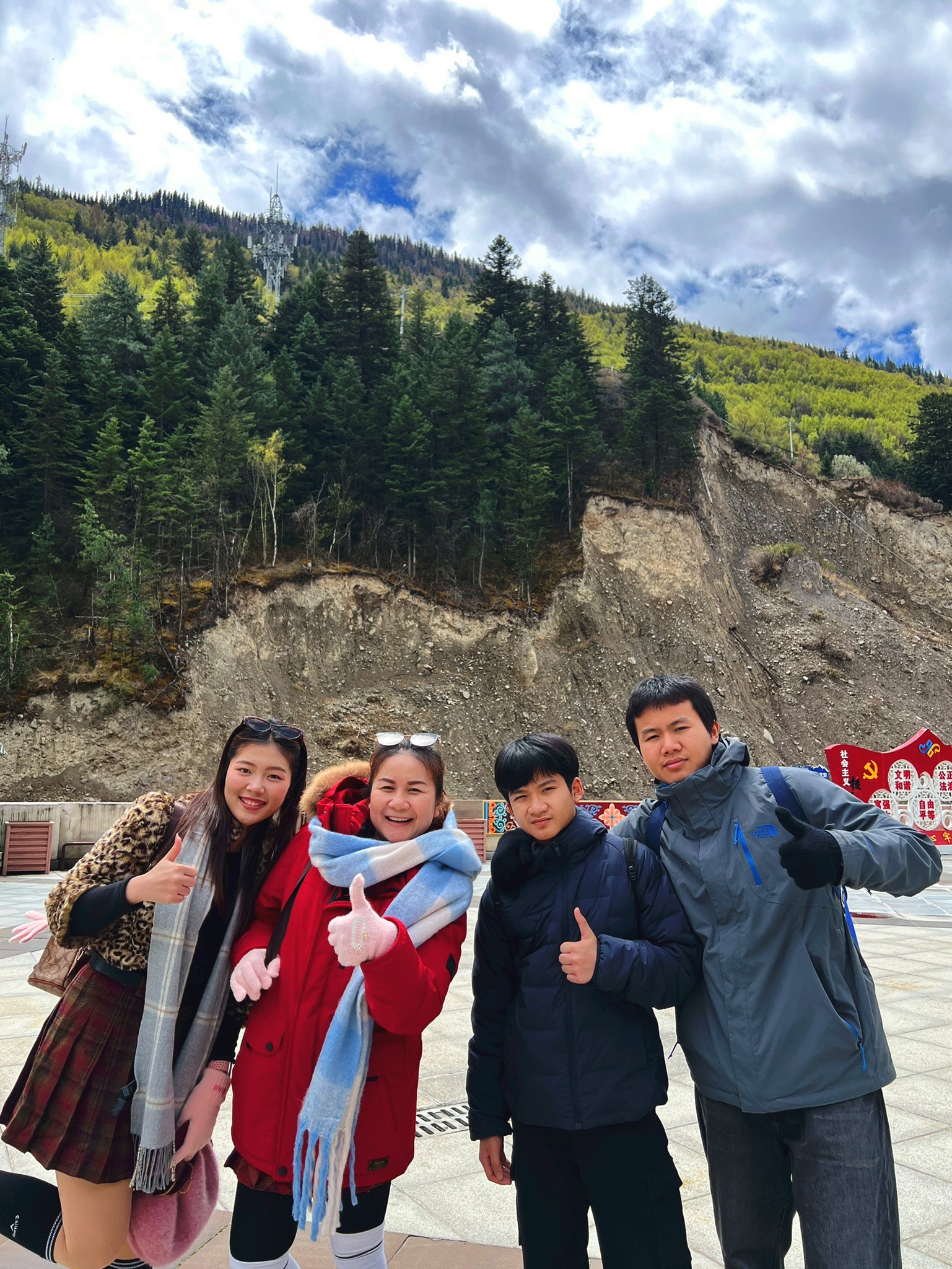 AD-TFU013-9C : เฉินตู ภูเขาสี่ดรุณี อุทยานปี้เผิงโกว | 5 วัน 4 คืน